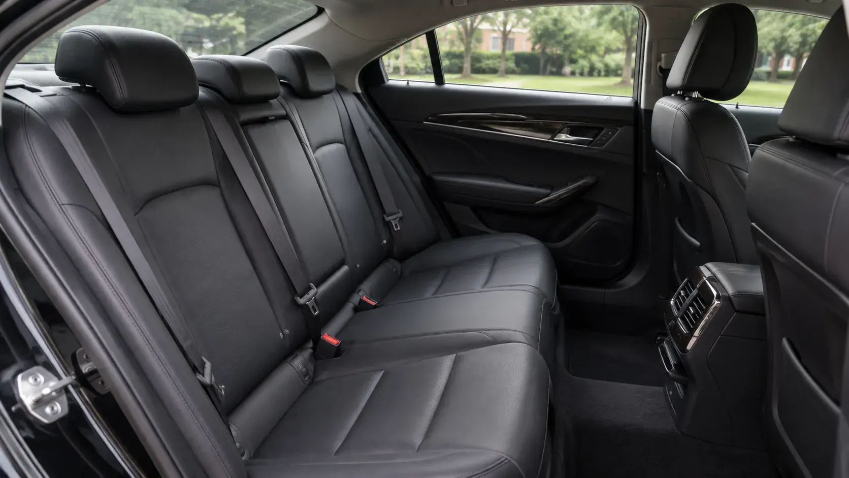 Rear bench of the Executive Sedan in black leather, with three belts and rear air vents