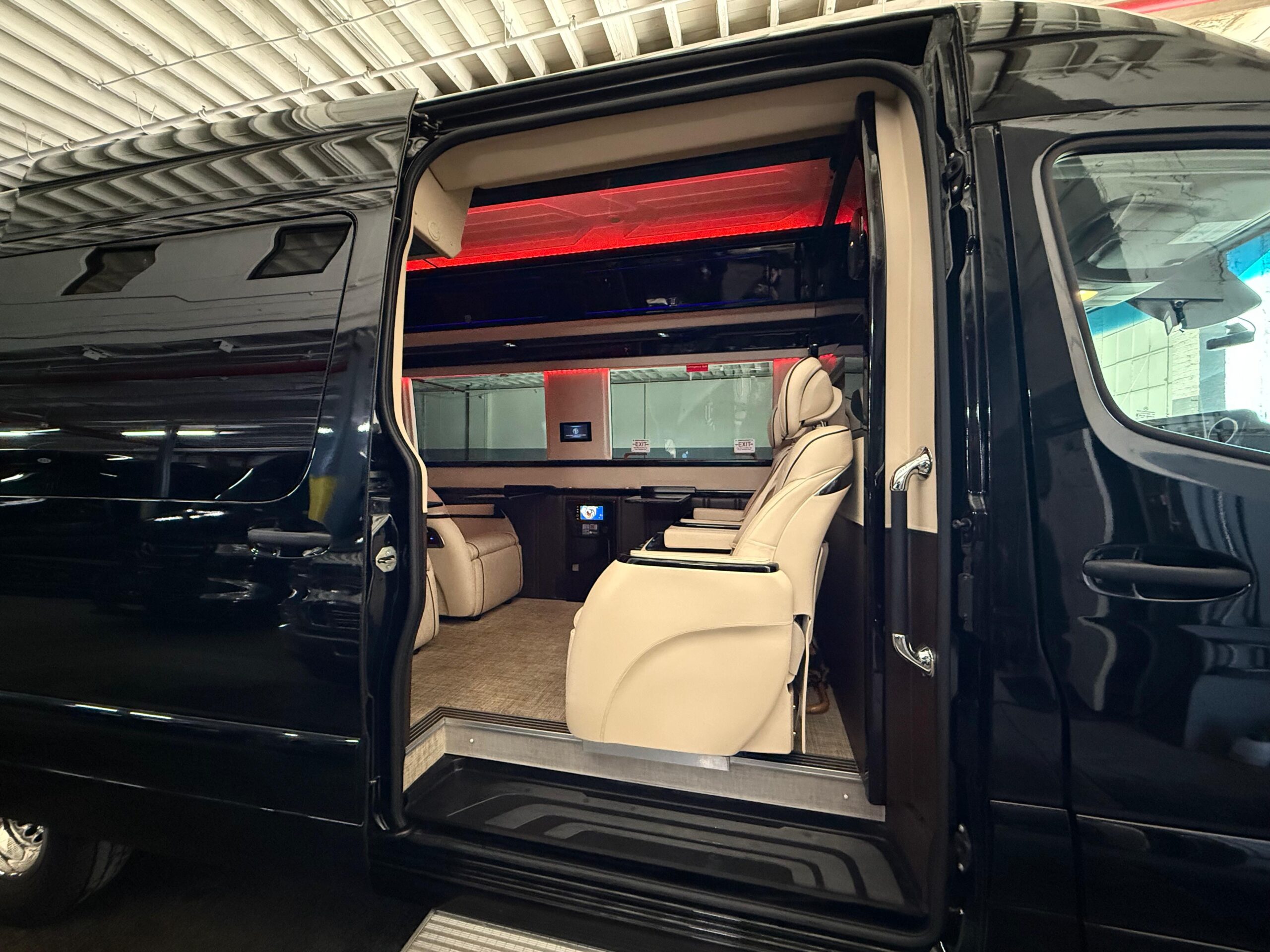 7-Passenger-Luxury-Sprinter-Jet